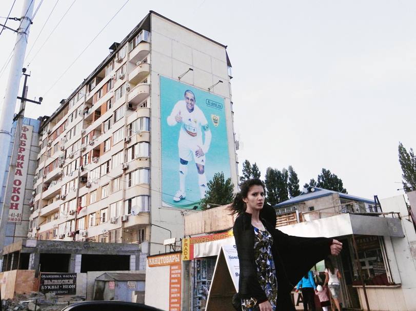 2011. Servizio su Eto&#39;o in Daghestan. Un cartellone pubblicitario con l&#39;immagine di Roberto Carlos. 